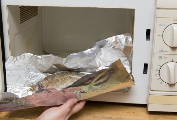 perjudicar Consciente Descenso repentino Se puede usar papel de aluminio en el microondas? - VIPRECETAS