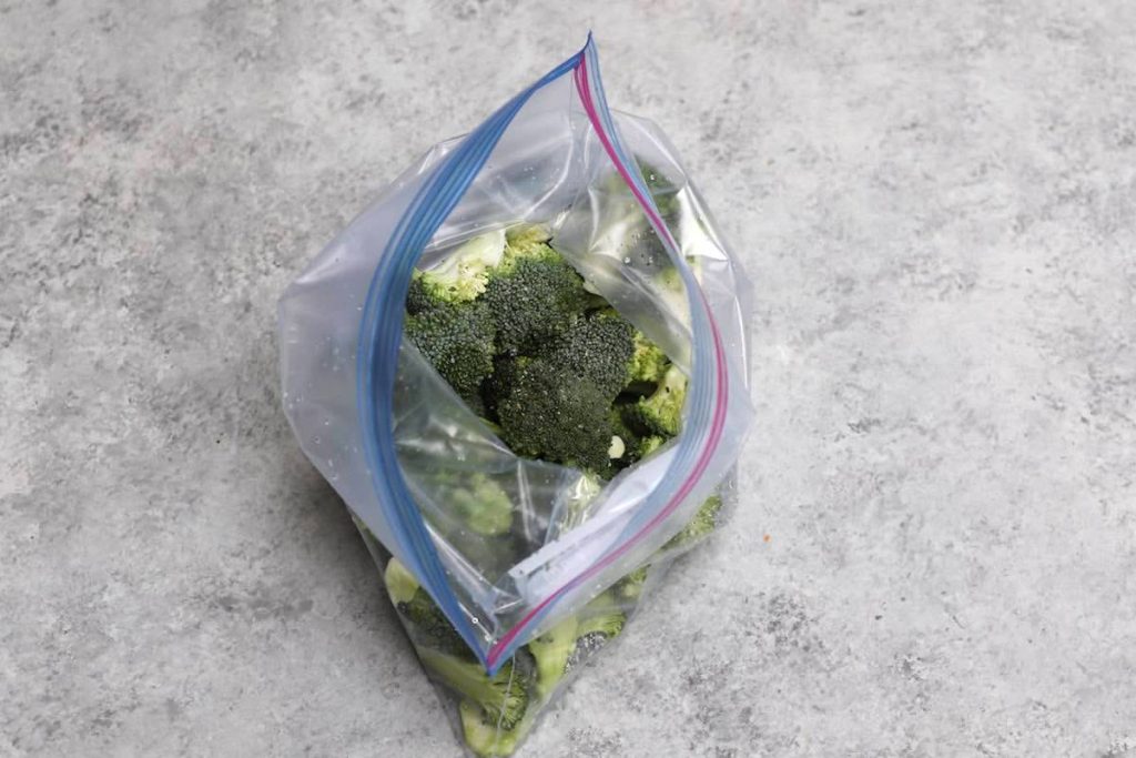 Agregar floretes de brócoli y condimentar en una bolsa.