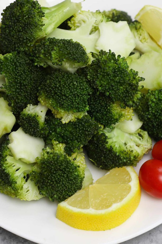 ¡Un método fácil y sin fallas para hacer brócoli perfecto cada vez!  al vacío Broccoli es tierno y ágil en el medio, y se mantiene verde vibrante.  Además de muchas ideas de condimentos que puedes agregar.  #SousVideBrócoli #SousVideVegetal